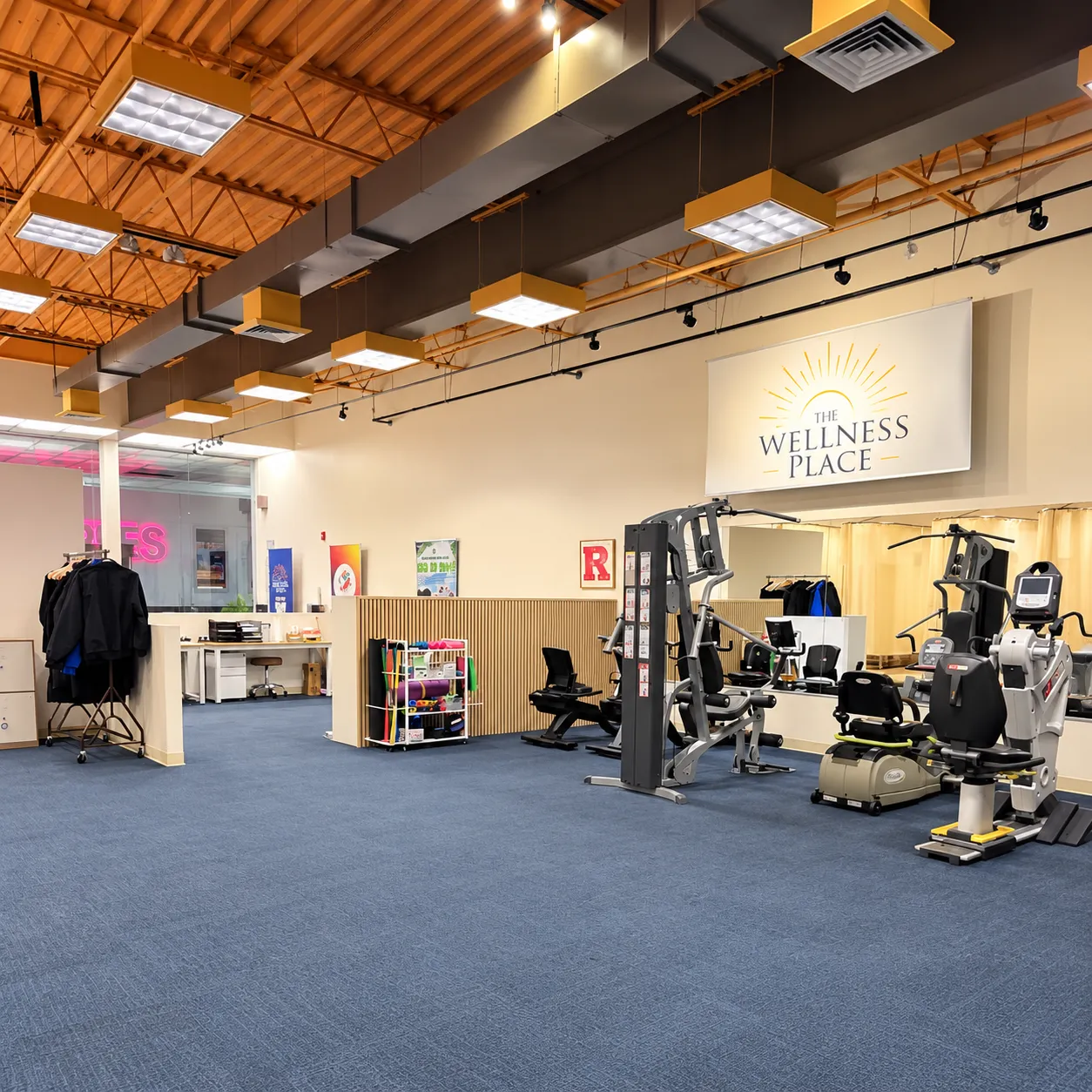 La sala de tratamiento de The Wellness Place, en Jersey City, con equipos de ejercicio dispuestos bajo un techo de madera.